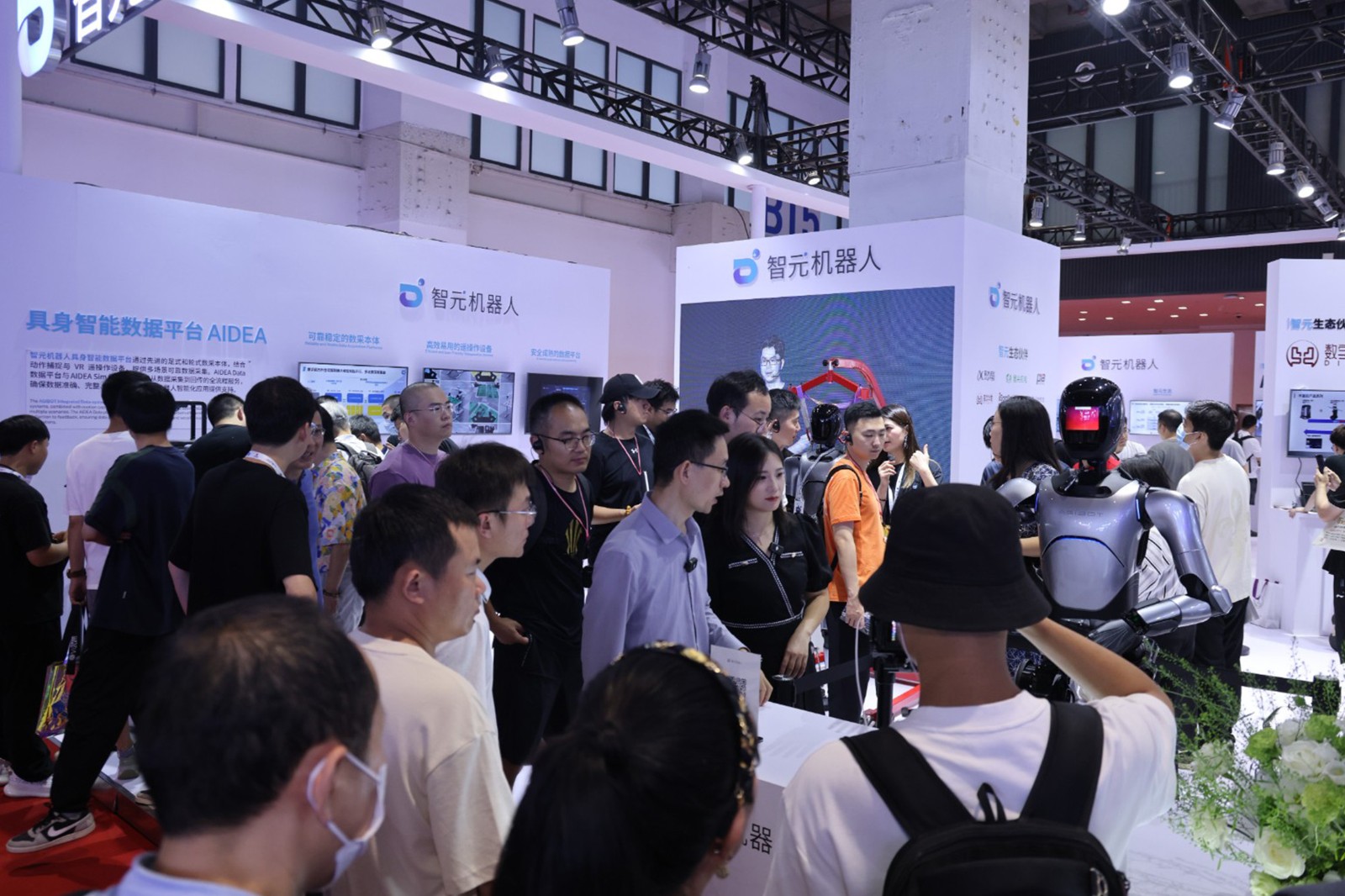 28圈机器人亮相世界机器人大会WRC